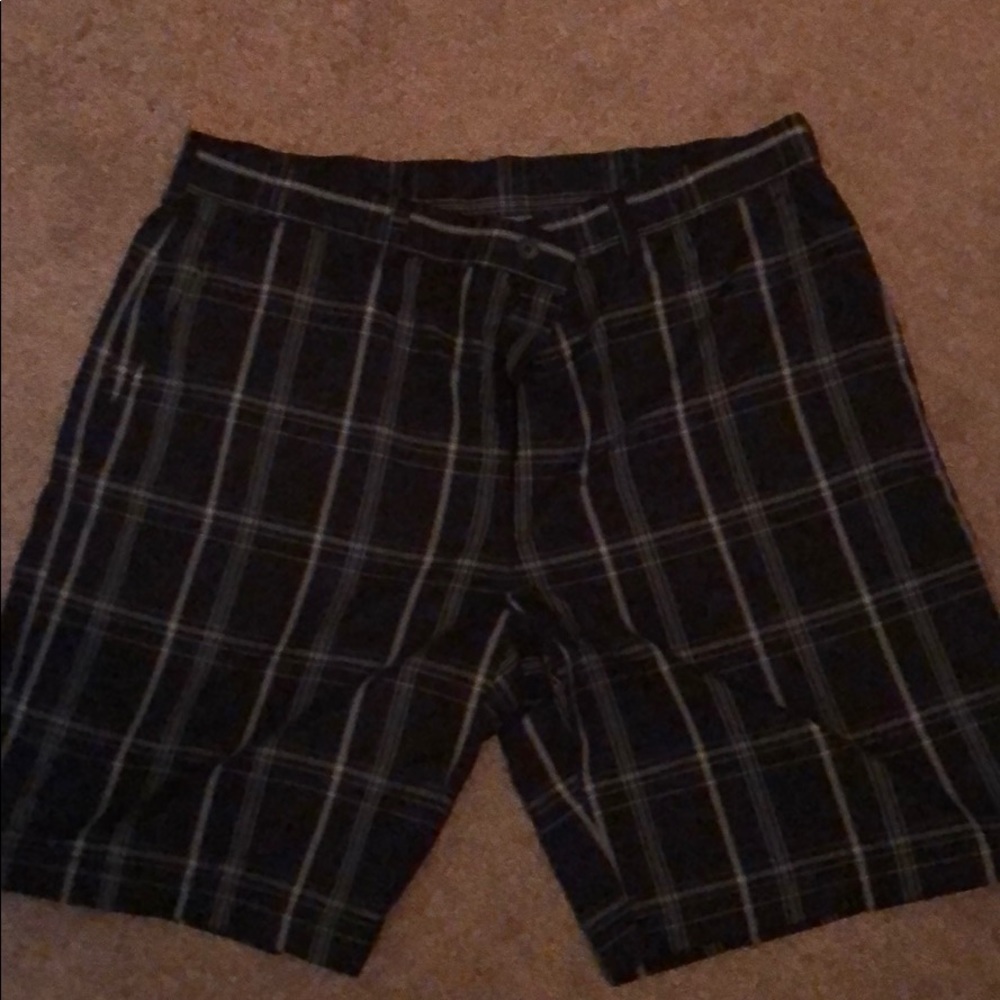 Men’s golf shorts